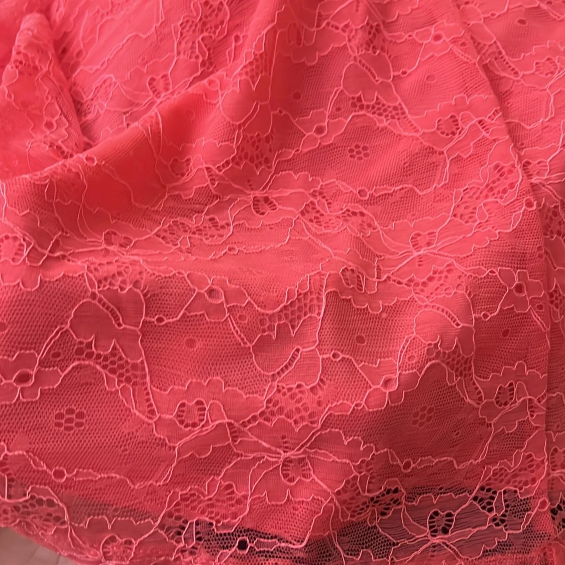 Korallrosa spetsklänning strl 34 - 3