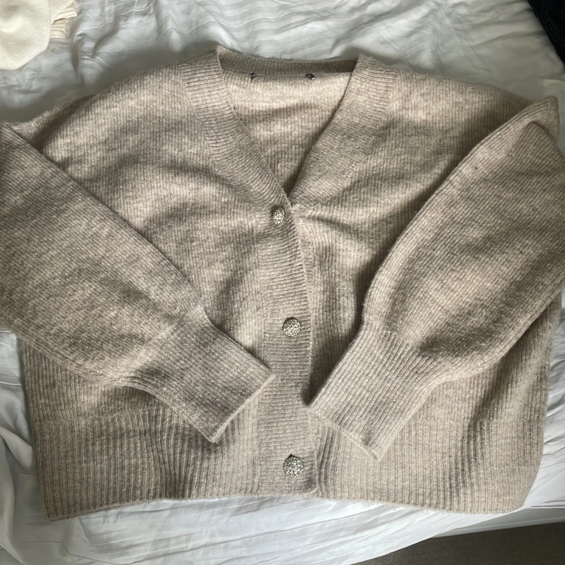 Beige stickad kofta med glittriga knappar - 3