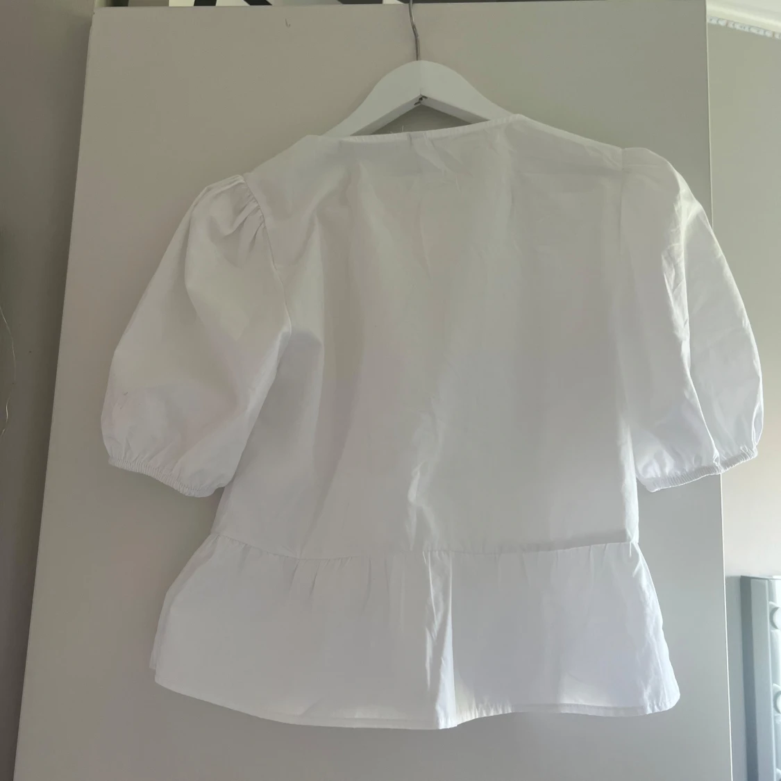 Vit blus med knyt och volang - 1