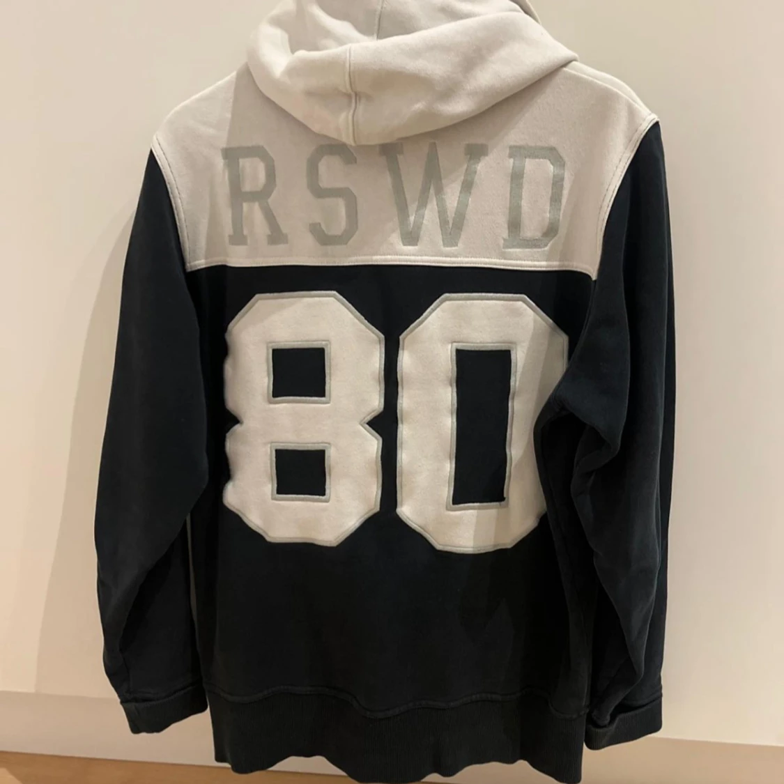 Svart och vit hoodie från The Hundreds - 4