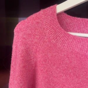 Rosa stickad tröja från Vero Moda - Superfin rosa stickad tröja från Vero Moda i storlek XS. Tröjan har rund hals och ribbade muddar vid halsen. Mjuk och skön kvalitet som passar perfekt när du vill ha en färgklick i garderoben. Fint skick, lite nopprig, finns ett litetlitet hål som syns på sista bilden, verkligen inget man tänker på men bra att nämna🩷🩷