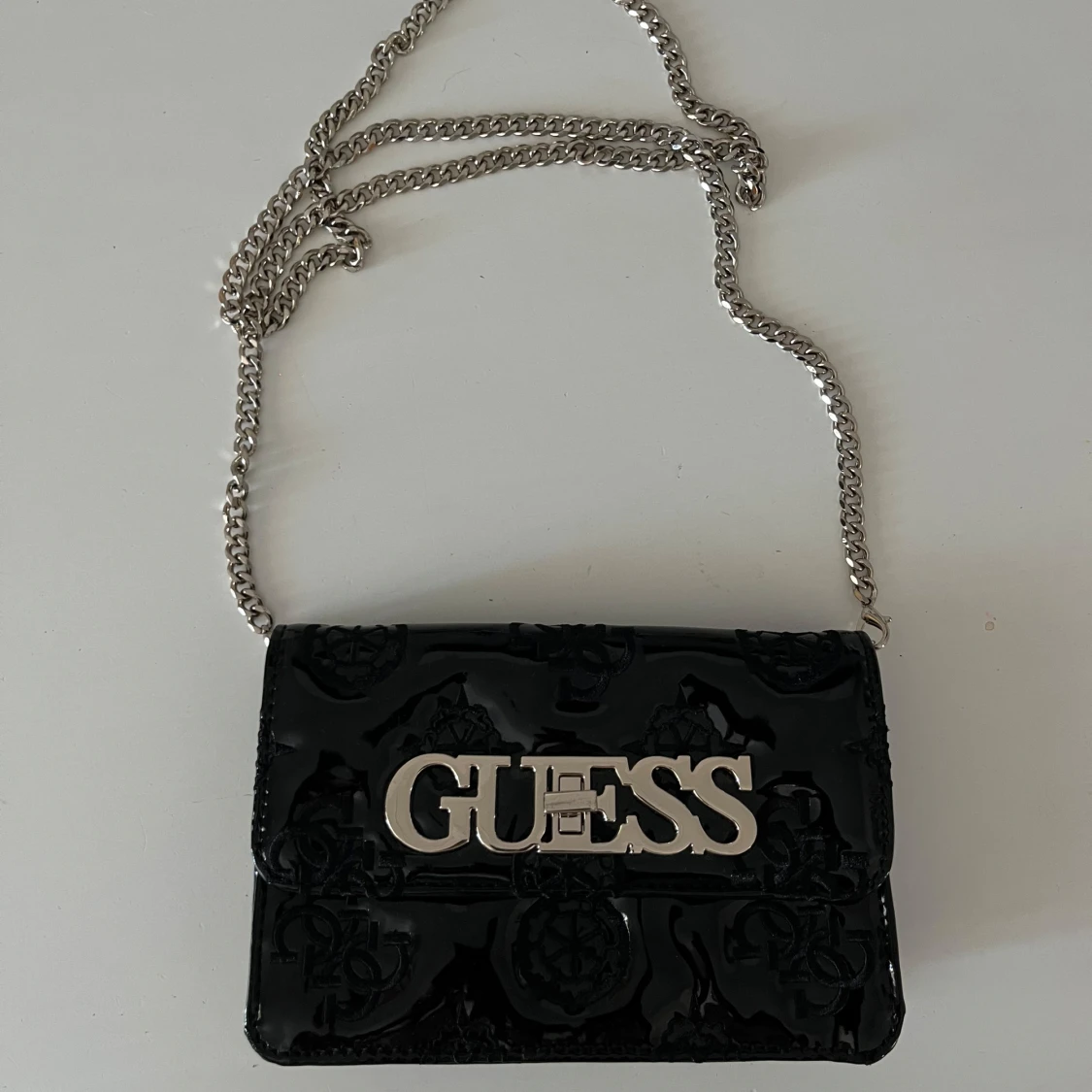 Svart axelväska från Guess med kedja