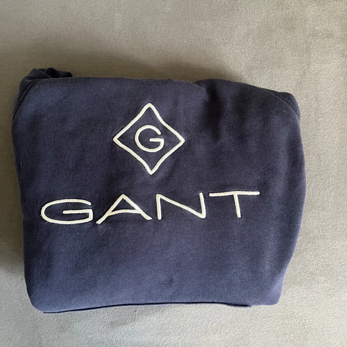 Mörkblå hoodie från GANT