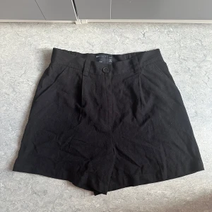 Linne shorts från ASOS DESIGN petite strl S - Oanvänd. Skickar iväg samma dag eller dagen efter🙌🏼Svarta shorts från ASOS DESIGN med avslappnad passform. Klassisk design med knapp och dragkedja framtill, sidfickor och resår baktill i midjan. Perfekta för sommardagar och enkla att matcha med allt.