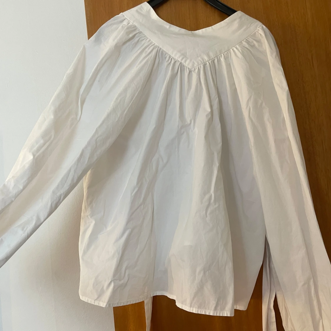 Vit långärmad henley i bomull