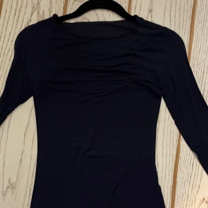 intimissimi tröja - intimissimi tröja som är mörkblå. den har skavank på underarmen som ej syns när man har den på sig. går att sy och då är det nog ingen chans alls att det kan synas. 