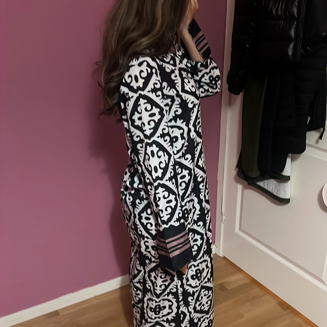 Svartvit långklänning med mönster - 1
