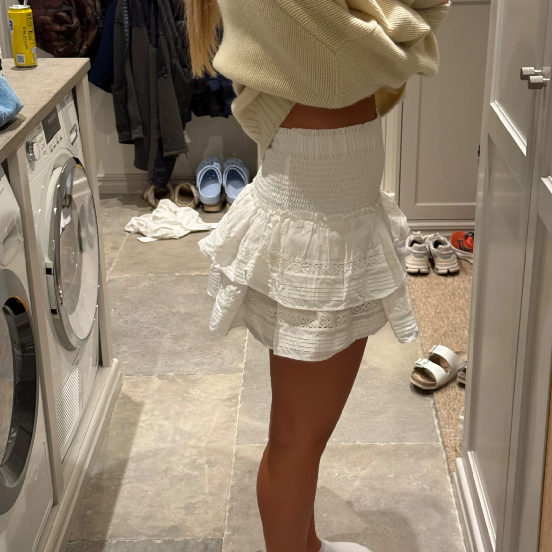 Vit volangkjol med spetsdetaljer - 1