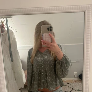 Grön plrickig blus från Kappahl  - Så sjukt fin blus och aldrig använt 💕