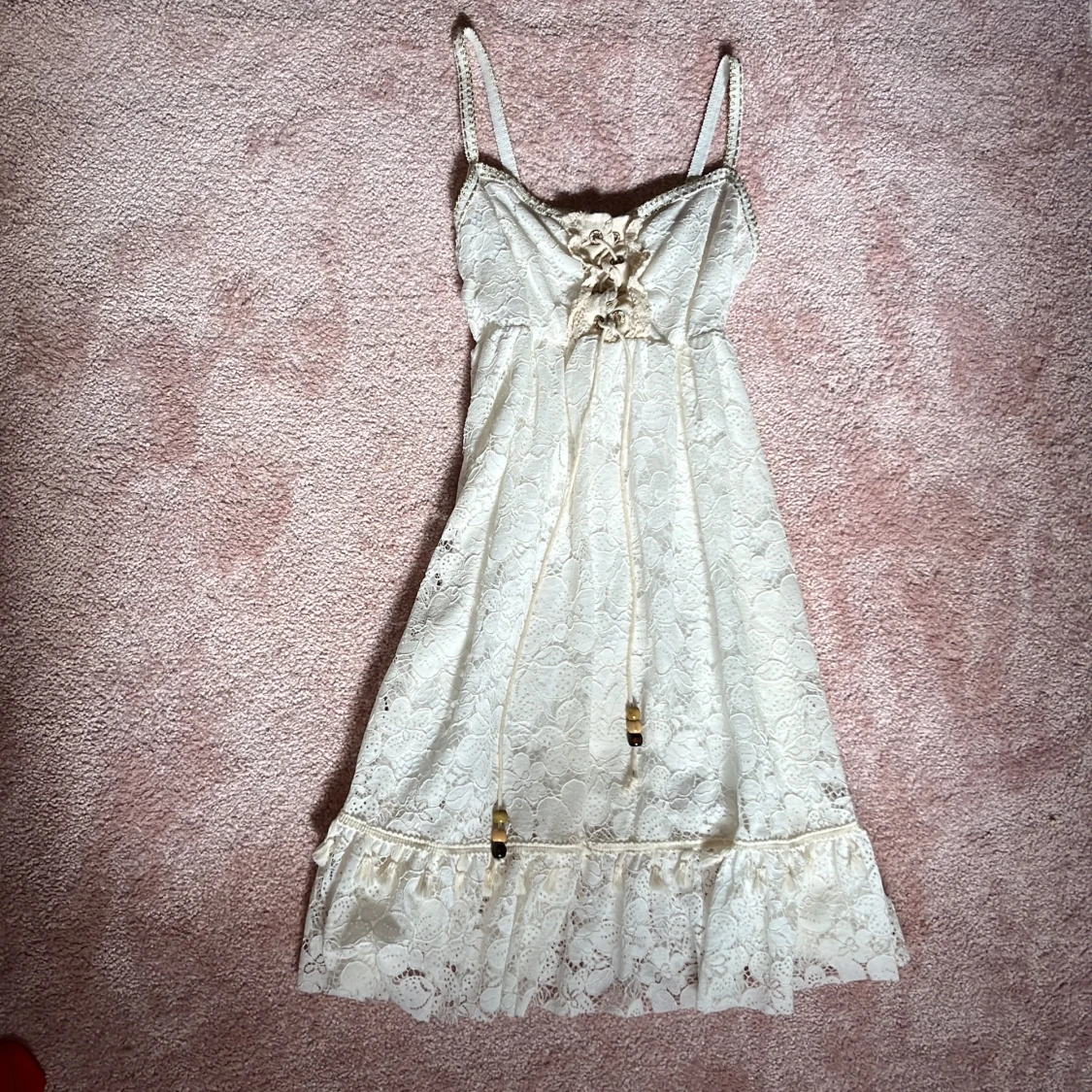 Vit spetsklänning med snörning