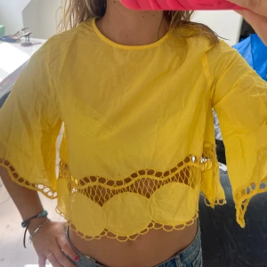 Gul croppad blus med spetsdetaljer - Superfin gul blus med vida ärmar och croppad fin design!! 