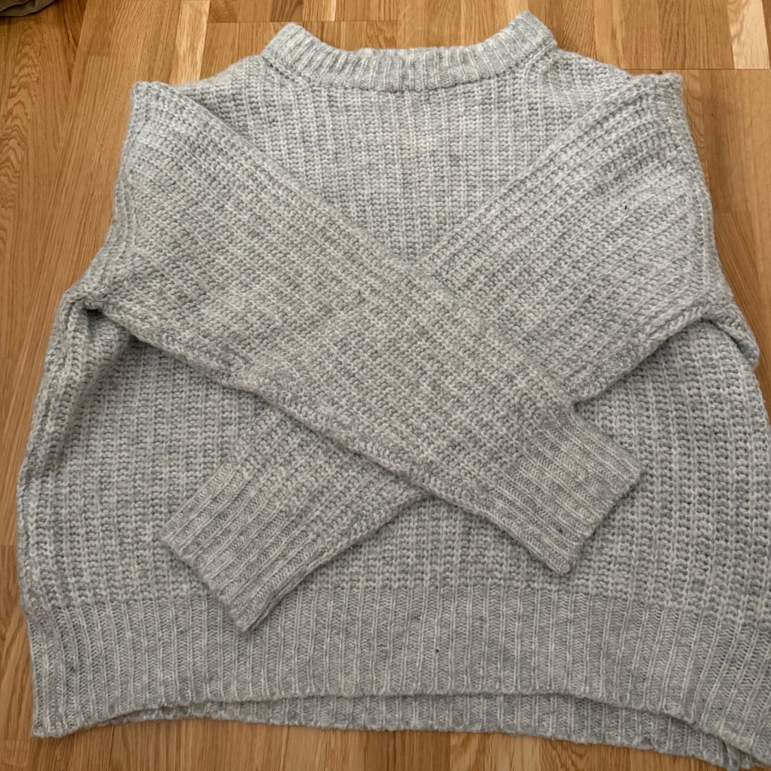 Grå stickad tröja  - 1