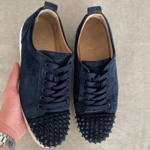 Christian Louboutin Navy  - Christian Louboutin Navy. Nypris 10.000 kr! Inga scambud självklart är dem äkta! 