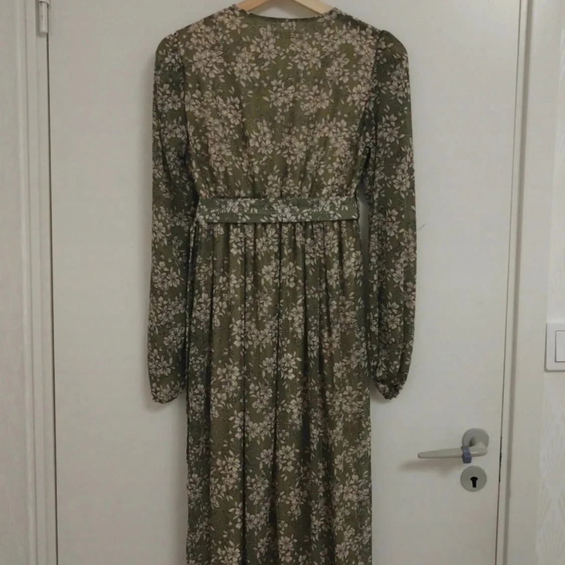 Grön blommig långklänning med bälte - 1