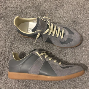 Maison Margiela Gats - As feta Maison Margiela Skor i den eftertraktade och unika fårgen grå!🤩 | Skorna är helt nya men använda 1-2 gånger alltså 9-10/10!| Storlek 43 | Allt og medföljer, box!| Tveka inte att skriva eller komma med bud!