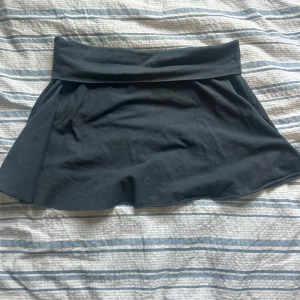  Minikjol från Brandy Melville - Supersöt navy minikjol från Brandy Melville med vikbar midja beroende på hur låg man vill ha den. Kjolen är supermjuk och skön att ha på, knappt använd💕