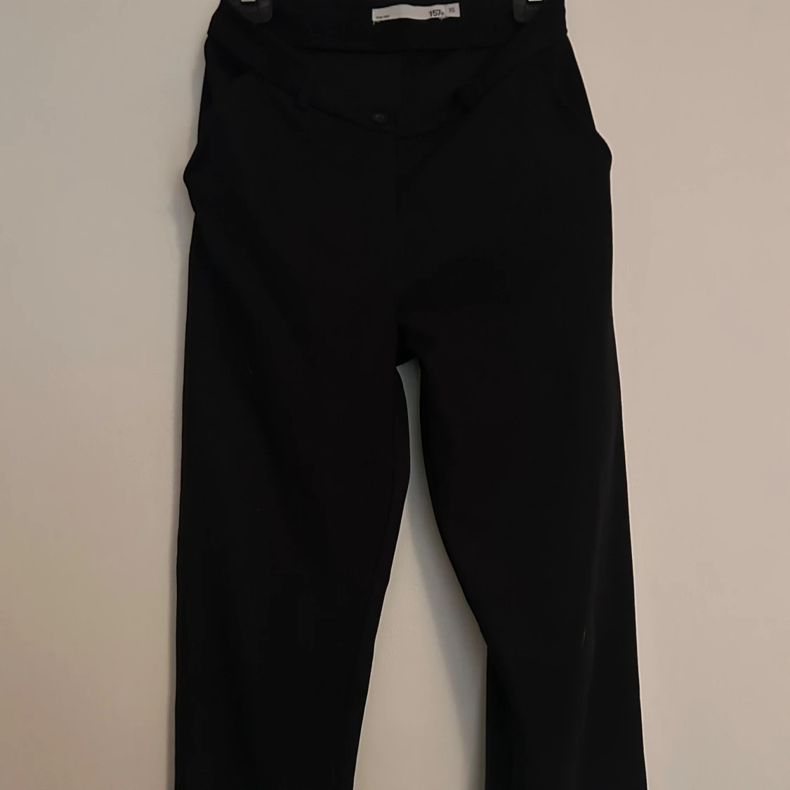 Svarta kostymbyxor i rak modell