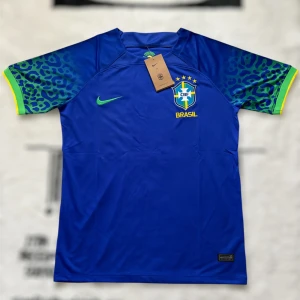 Blå Brasilien fotbollströja Nike S - Snygg blå Brasilien fotbollströja från Nike med grönt leopardmönster på ärmarna och gula detaljer. Broderat CBF-märke och Nike-logga på bröstet. Tillverkad i lätt och ventilerande material, perfekt för match eller träning.