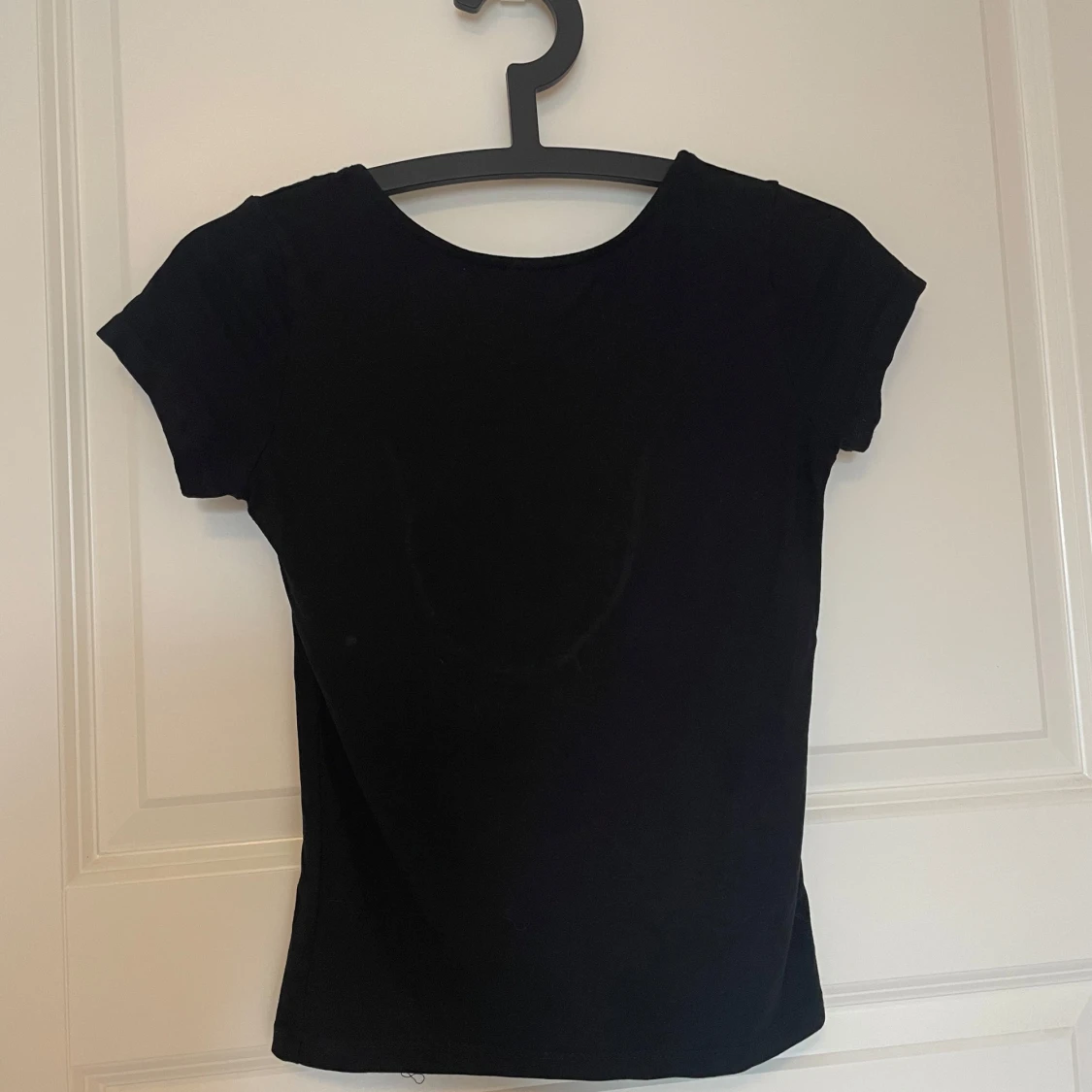 Svart topp med rosett - 1