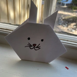 Origami-kanin: Vik och skapa - Upptäck hur du enkelt viker en söt kanin av papper! Perfekt för dig som gillar pyssel och vill skapa något unikt till ditt rum eller som present. Inspirerar till kreativitet och passar både nybörjare och vana pappersvikare.
