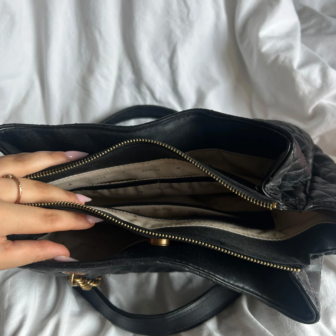 Svart quiltad handväska från Guess - 3