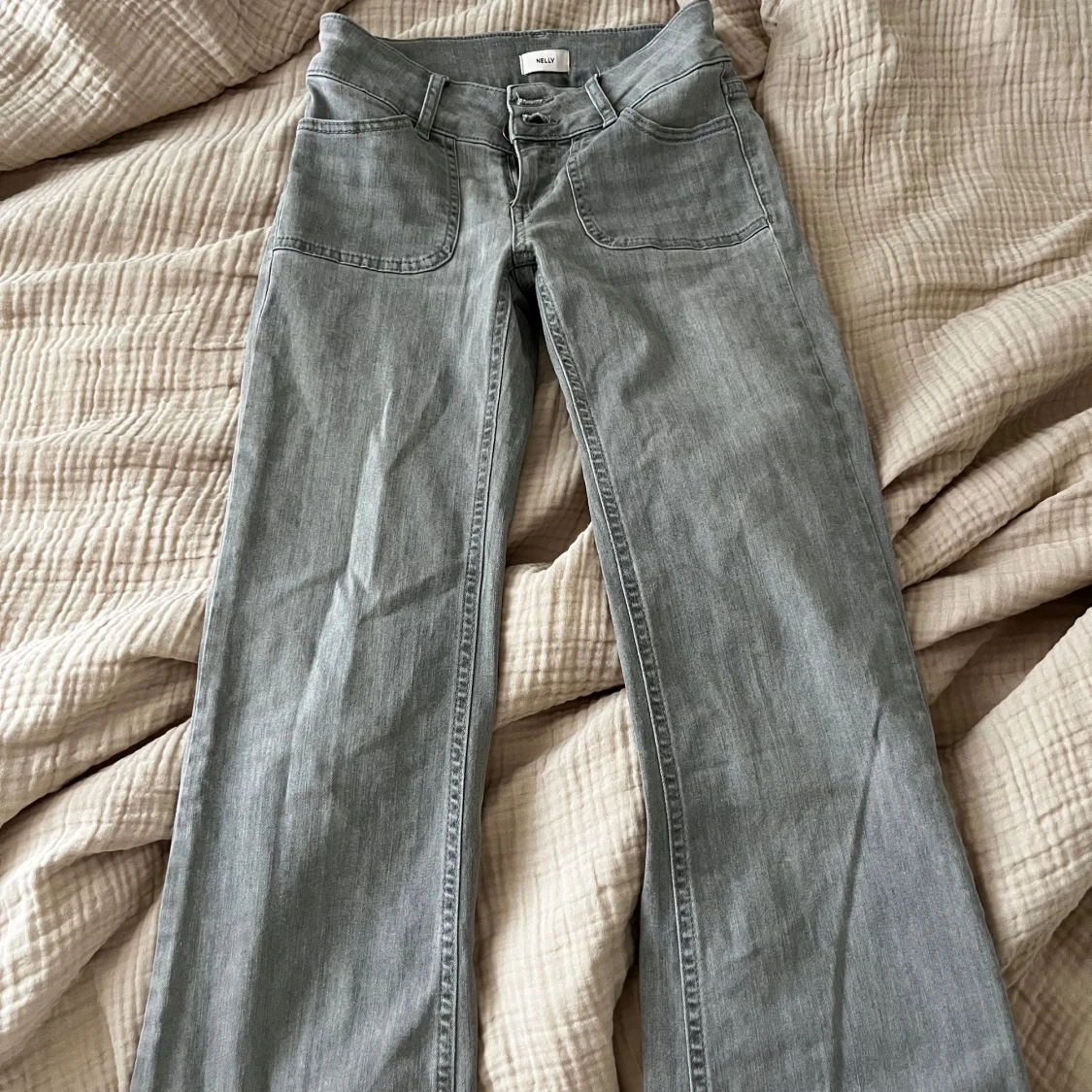 Grå bootcut jeans med fickdetaljer - 1