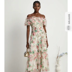 Miss Rosier klänning  - Så så fin klänning som tyvärr aldrig kommit till användning! Helt ny med lappar kvar🥰