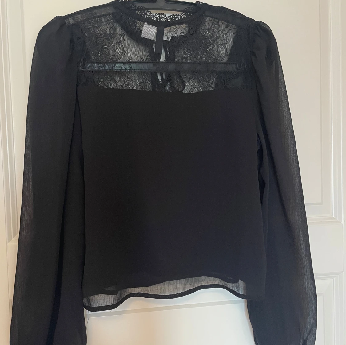 Svart blus med spets och volang - 1