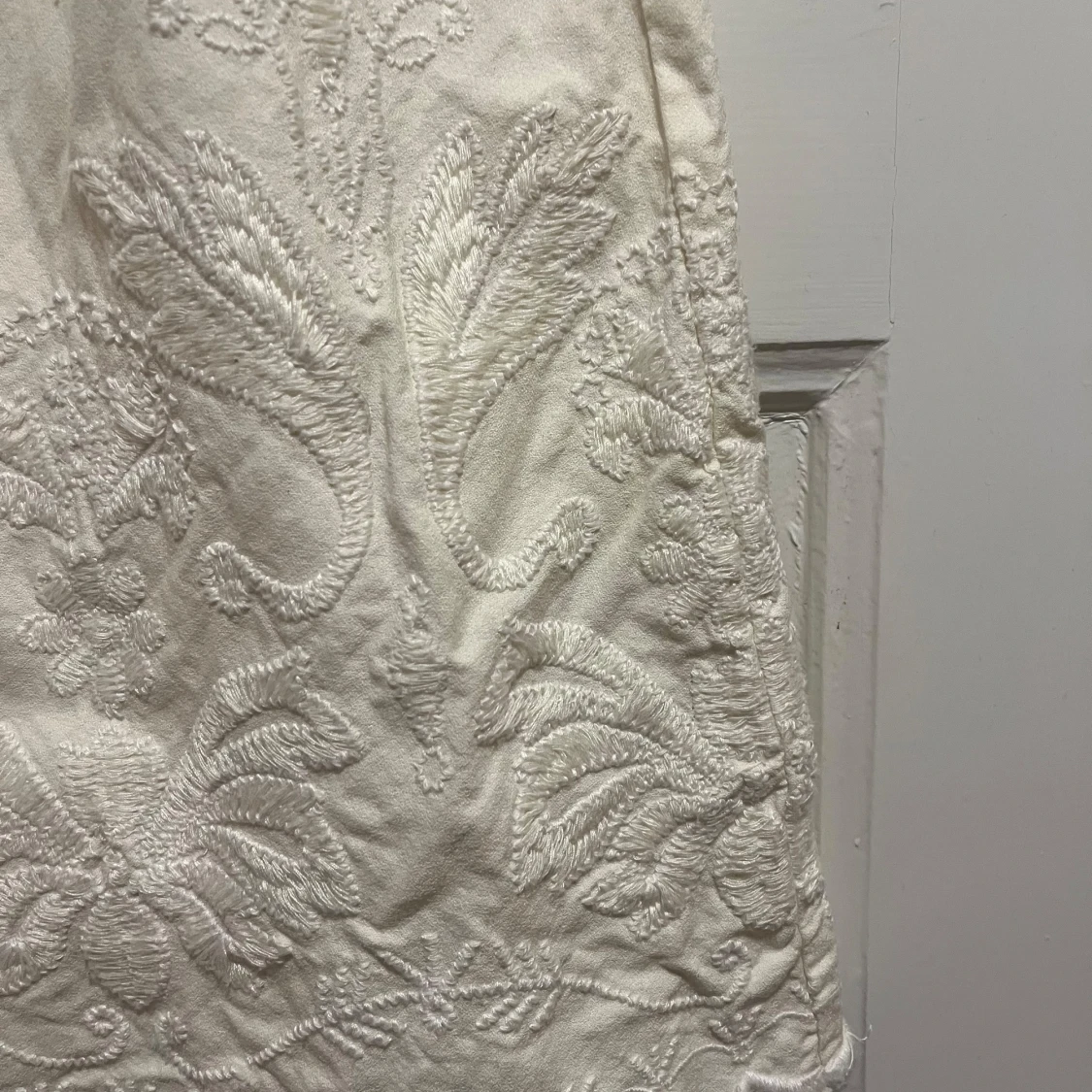 Vit axelbandslös broderad klänning - 1