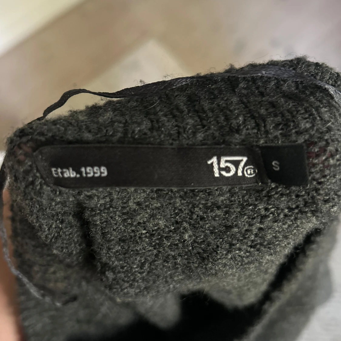 Mörkgrå stickad tröja från 157 - 2