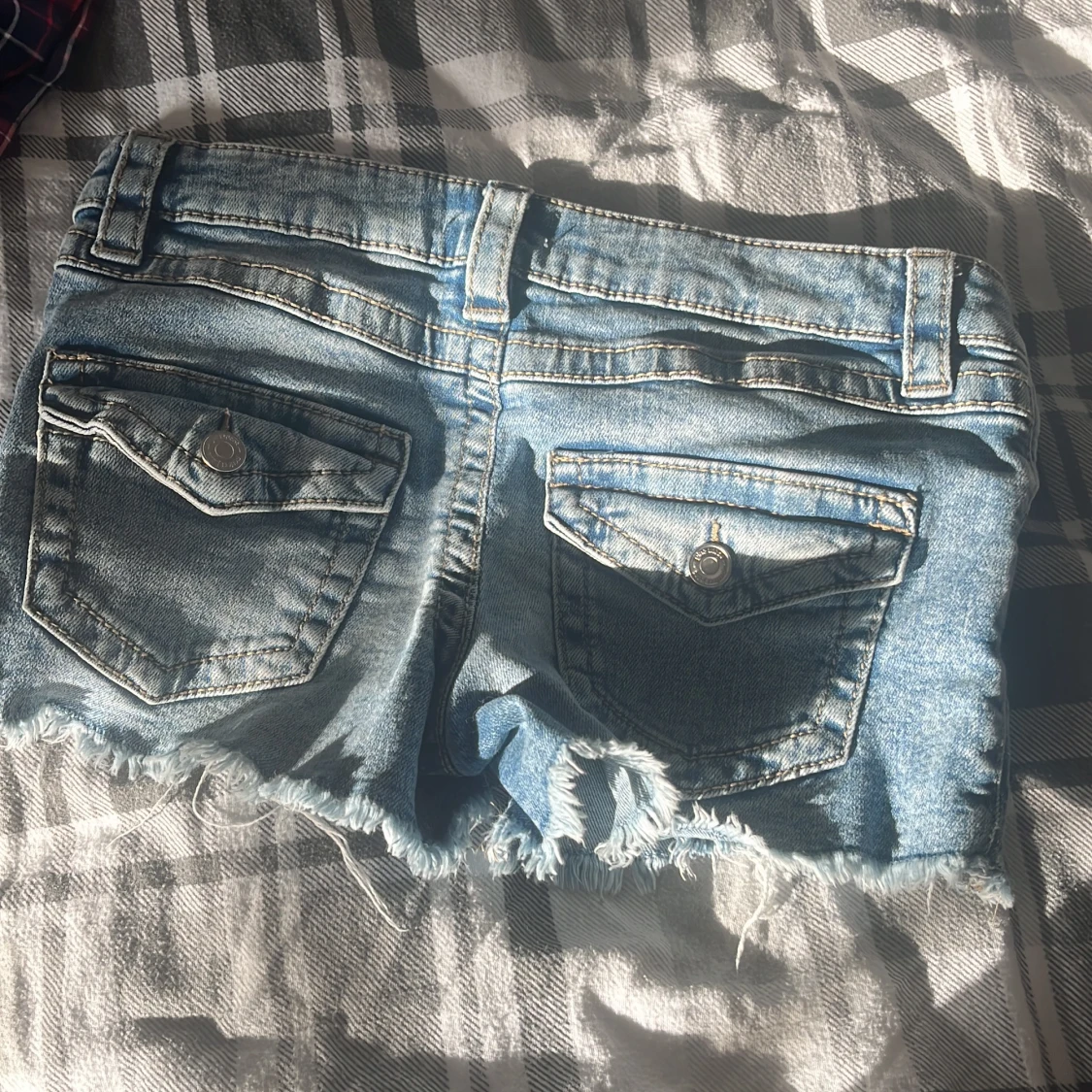 Blå jeansshorts med fransig kant - 1
