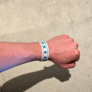 Vitt och blått armband med stjärnor - Snyggt armband i vitt med blå stjärnmönster. Liknar det sjukt snygga dior armbandet. Vid minsta fråga eller fundering hör av er🤝