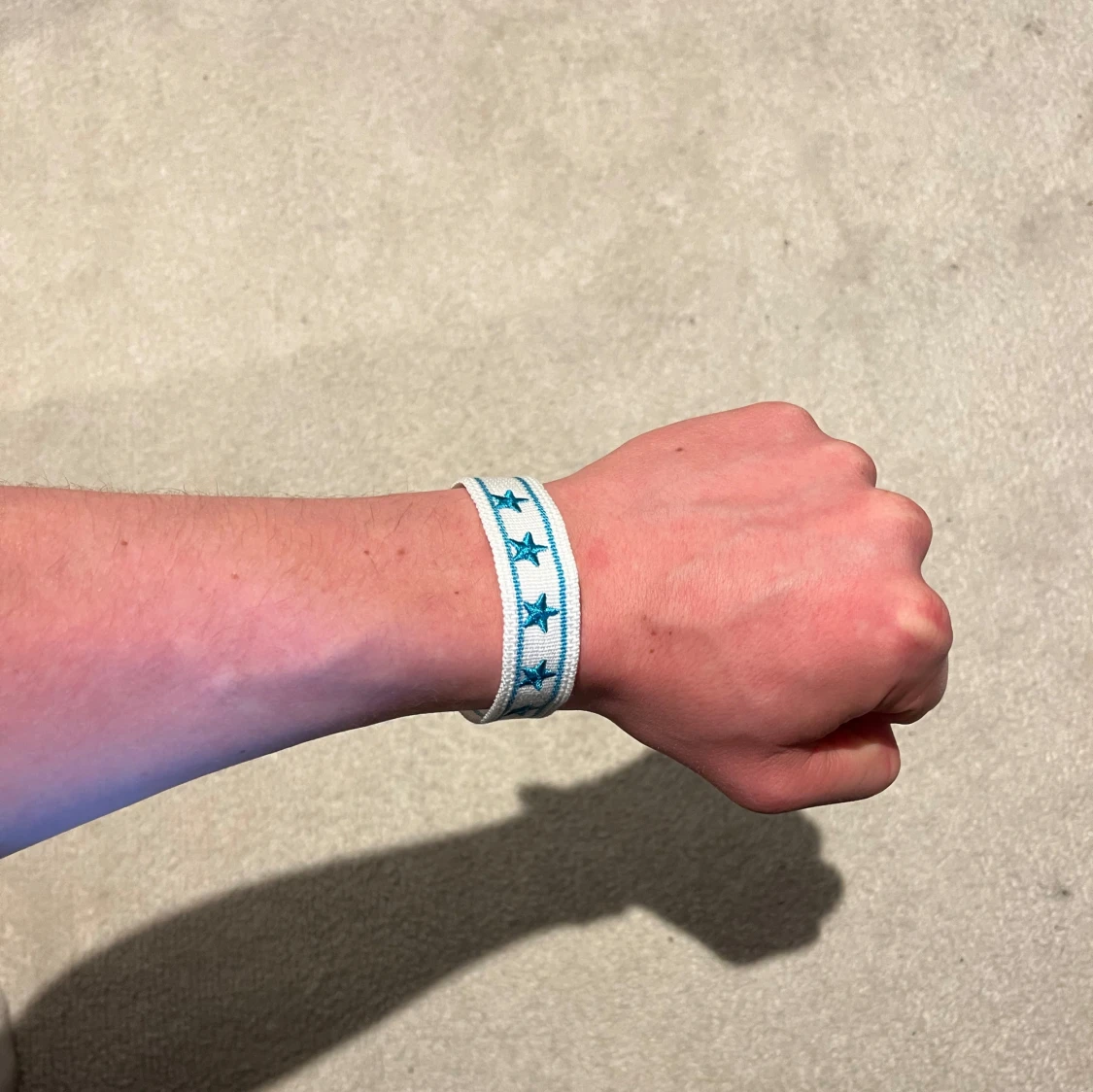 Vitt och blått armband med stjärnor