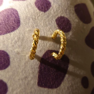 Guldörhängen med textur - Snygga guldörhängen med en unik textur som ger en lyxig känsla. Perfekta för att lyfta vilken outfit som helst. De är små och diskreta men ändå iögonfallande.