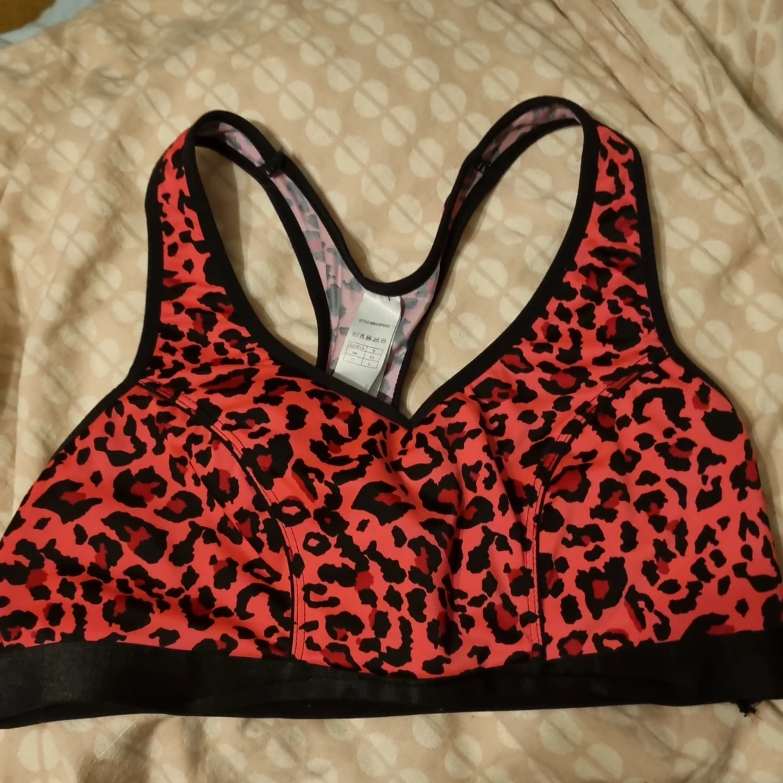 Röd leopardmönstrad sporttopp
