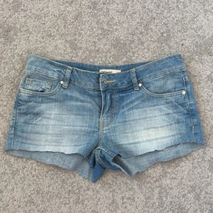 Blå jeansshorts  - Super snygga lågmidjade denim jeansshorts som passar perfekt nu till sommaren. Storlek 36. Hör av er vid frågor och funderingar🤩