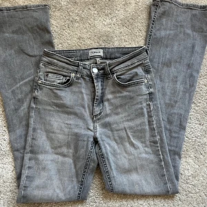 Grå jeans från ONLY - Snygga grå jeans från ONLY i storlek S. De har en klassisk femficksdesign och en knappgylf. Perfekta för en avslappnad stil💕