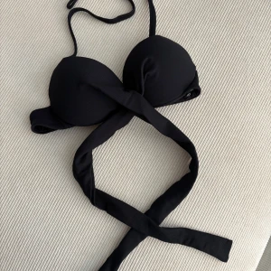Svart bikini från Calzedonia - Svart bikiniöverdel från Calzedonia med knytband. Bikinin har en enkel och elegant design som passar alla tillfällen.