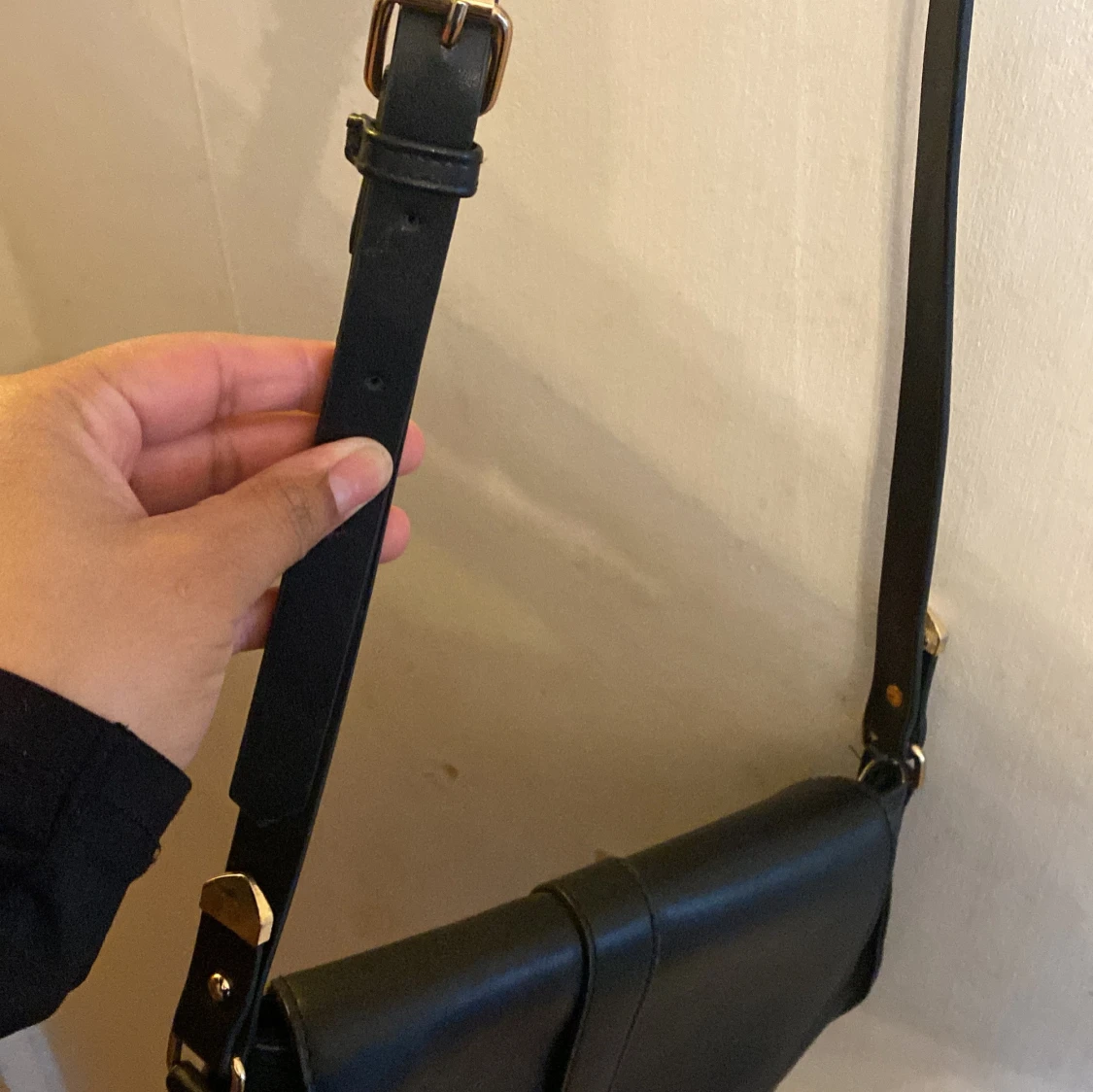 Svart axelväska med gulddetalj - 1