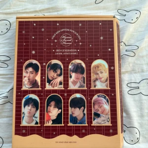 Stray Kids Official Fanclub Kit - Stray Kids 3rd Generation 'Home Sweet Home' fanclub kit med bilder på medlemmarna och extra tillbehör. Perfekt för fans av gruppen som vill ha en samlarbox med exklusivt innehåll.