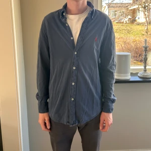 Ralph Lauren Skjorta - Ralph lauren Skjorta | Skick: 9,5/10 | Size M | Märke Ralph lauren | Modell ca 180 | Fraktar via postnord eller instabox på köparens bekostnad | Hör av dig vid minsta fråga eller fundering // NPs