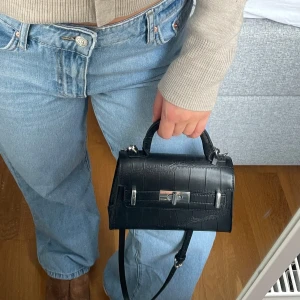 NY Axelremsväska  - Jättesnygg ( Helt ny ) axelremsväska från berskha. 