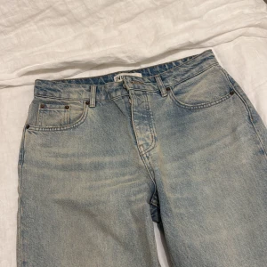 Ljusblå jeans från zara - Raka jeans från Zara💕