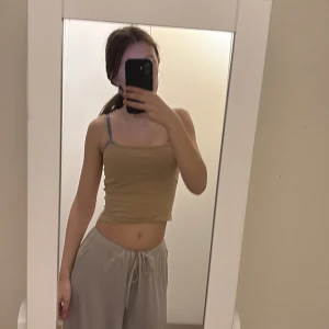 Beige croppad linnetopp från Gina Tricot - Säljer en beige croppad linnetopp från Gina Tricot. Toppen har smala axelband. Storlek S och inte använd många gånger tyvärr. 