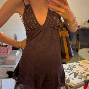 Brun klänning pull and bear - Snygg brun miniklänning från pull and bear. Ny med lappen kvar. Små pärlor på.💓