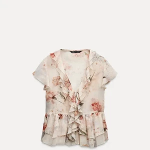 Blus från Zara - Oanvänd blus från Zara, storlek xs med prislappen på🩷Fråga gärna efter flera bilder!💕