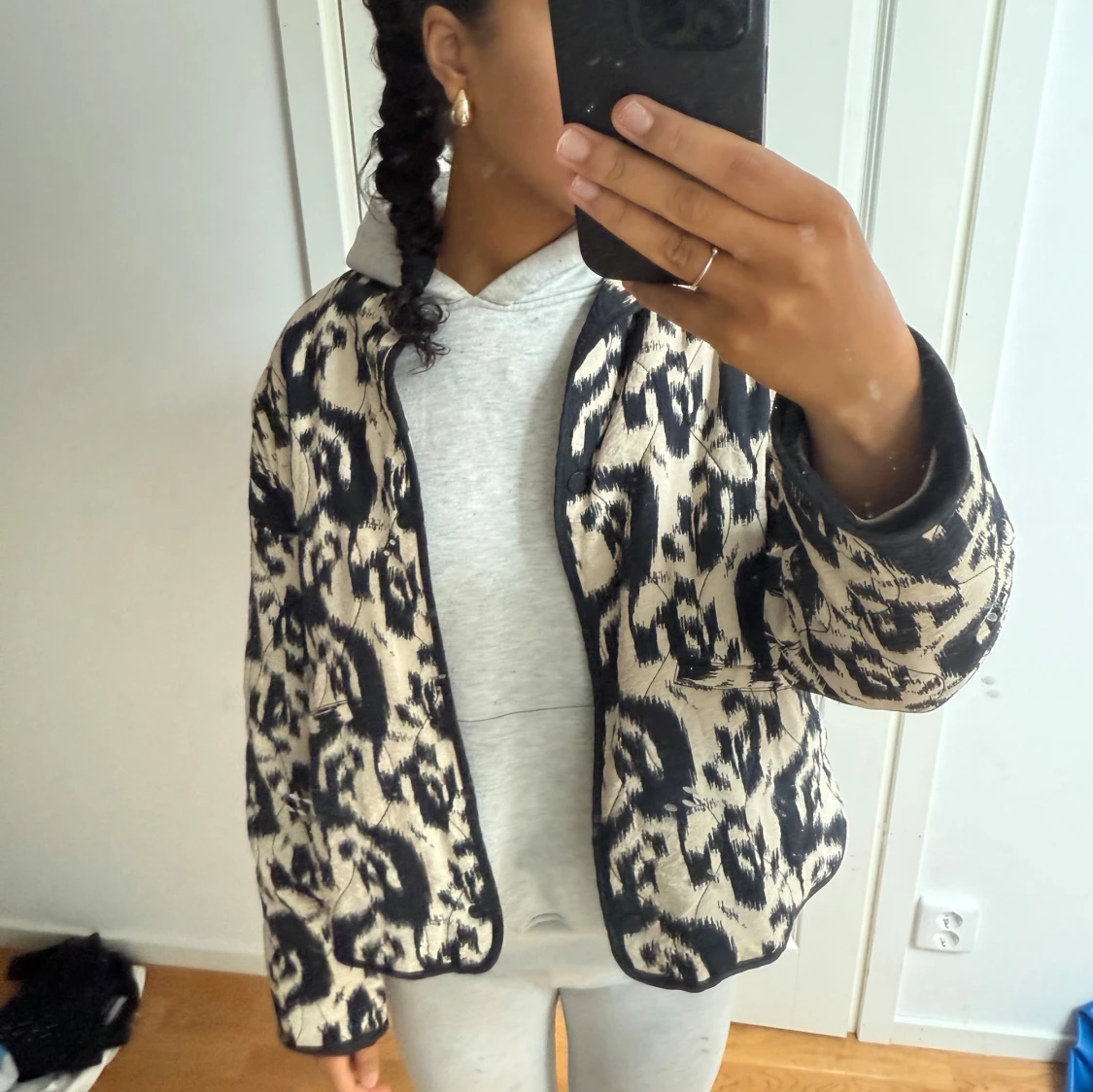 Svart och beige leopardmönstrad jacka