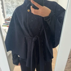 Mörkblå poncho från Missäy - Snygg poncho från Missäy i en mörkblå färg. Perfekt till våren och sommaren!☀️One size men passar allt från S-L