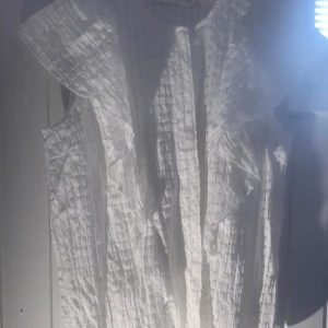 Vit blus från Inwear Copenhagen - Säljer denna fina vita aldrig använda Blus från Inwear. Den är perfekt nu till sommaren och har ett fint mönster 