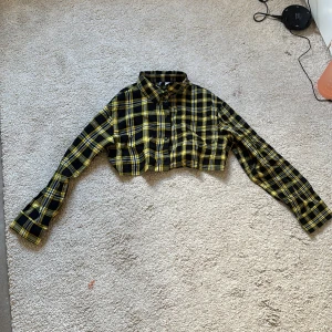 Gul ruting croppad skjorta  - Gul rutad croppad skjorta